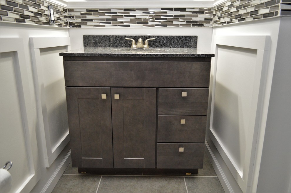 Bathroom - mid-sized contemporary kids' bathroom idea in Chicago with shaker cabinets, gray cabinets, an undermount sink, granite countertops and gray countertops