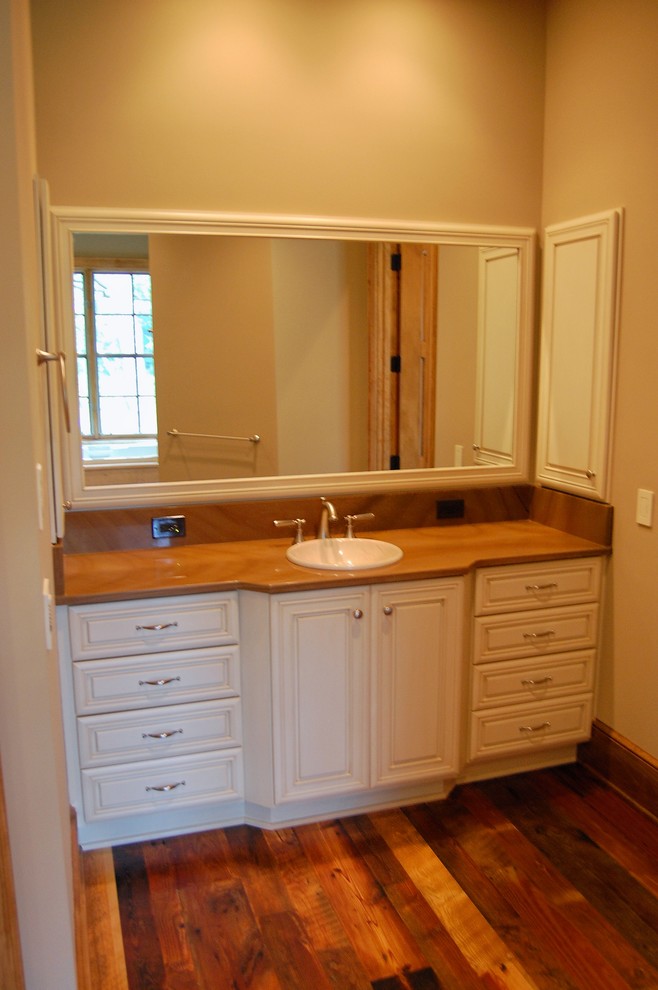 Immagine di una stanza da bagno padronale stile rurale con ante con bugna sagomata e ante bianche