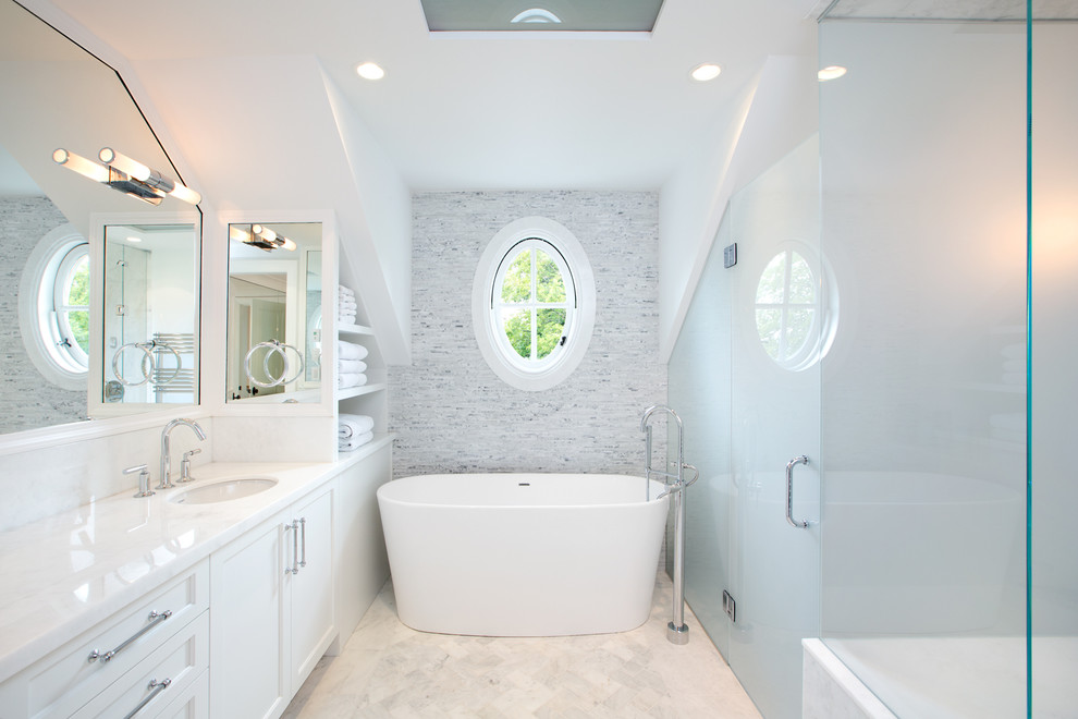 Пример оригинального дизайна: ванная комната в стиле неоклассика (современная классика) с фасадами в стиле шейкер, белыми фасадами, отдельно стоящей ванной, душем в нише, белой плиткой, плиткой мозаикой, белыми стенами и врезной раковиной