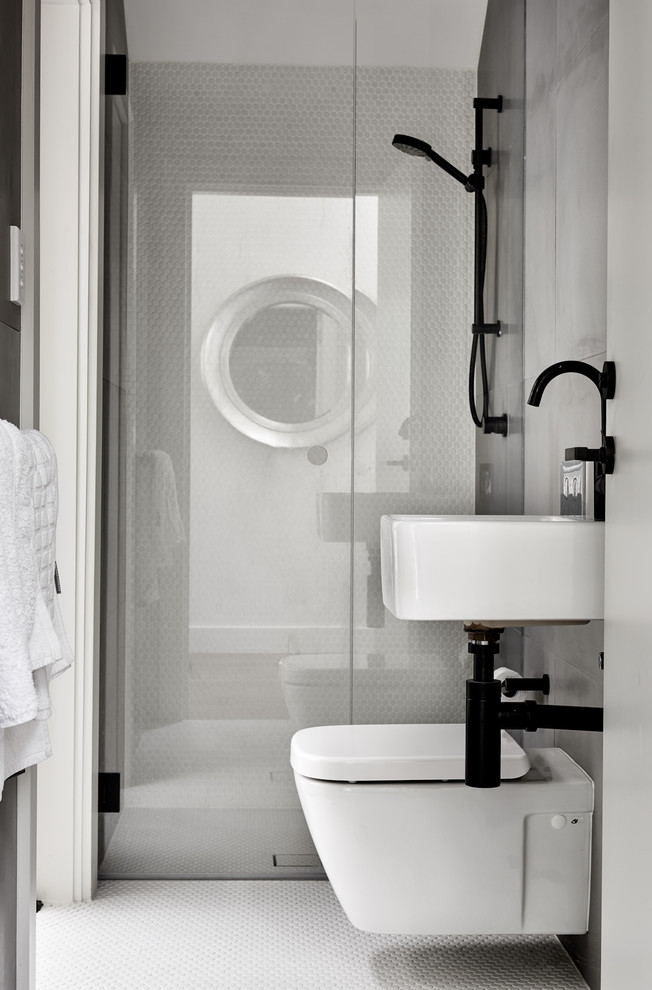 Источник вдохновения для домашнего уюта: маленькая ванная комната в современном стиле с угловым душем, унитазом-моноблоком, белой плиткой, керамической плиткой, белыми стенами, полом из керамической плитки, душевой кабиной, подвесной раковиной и душем с распашными дверями для на участке и в саду