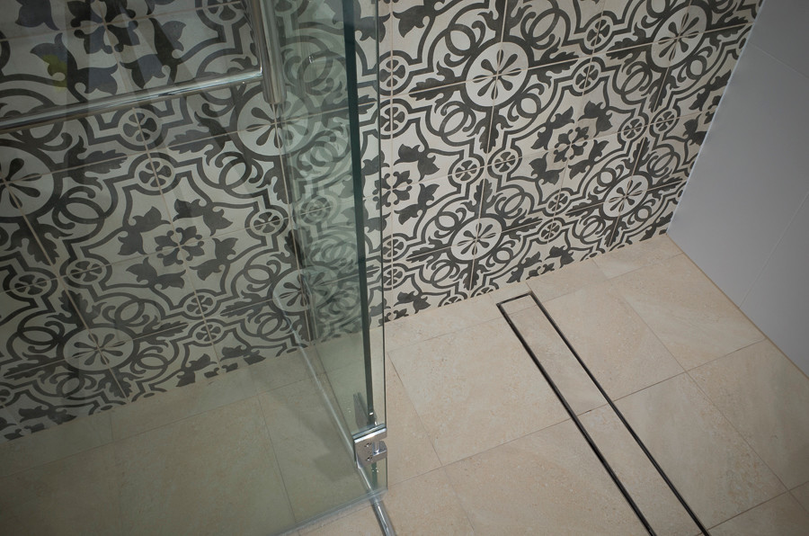 Exempel på ett litet modernt vit vitt en-suite badrum, med möbel-liknande, skåp i ljust trä, en öppen dusch, en toalettstol med separat cisternkåpa, flerfärgad kakel, keramikplattor, flerfärgade väggar, klinkergolv i porslin, ett integrerad handfat, bänkskiva i akrylsten, flerfärgat golv och dusch med gångjärnsdörr