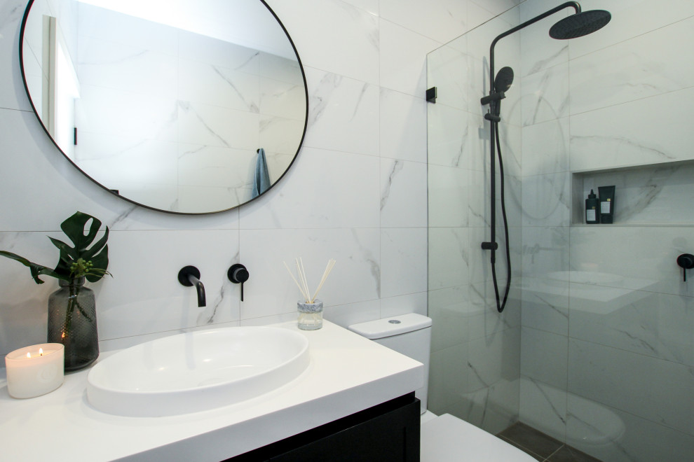 Kleines Modernes Badezimmer En Suite mit schwarzen Schränken, offener Dusche, Wandtoilette mit Spülkasten, offener Dusche, weißer Waschtischplatte, Einzelwaschbecken und schwebendem Waschtisch in Sydney