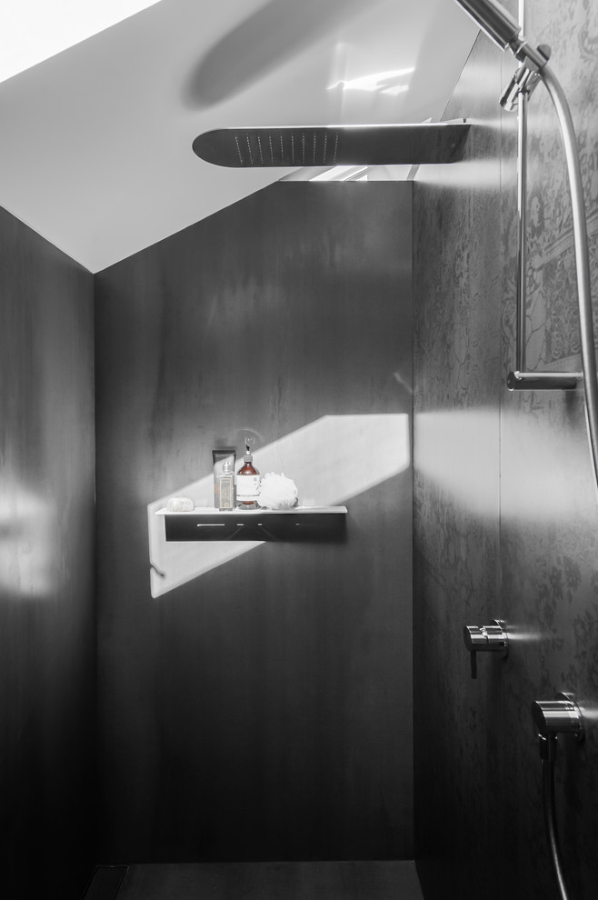 Foto på ett litet funkis en-suite badrum, med ett integrerad handfat, möbel-liknande, skåp i mellenmörkt trä, bänkskiva i akrylsten, en öppen dusch, en toalettstol med hel cisternkåpa, grå kakel, porslinskakel, grå väggar och klinkergolv i porslin