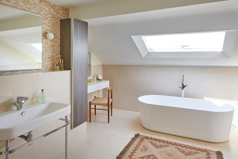 Idee per una stanza da bagno minimal di medie dimensioni con vasca freestanding, doccia aperta, WC monopezzo, pareti beige, lavabo a consolle, pavimento beige e doccia aperta