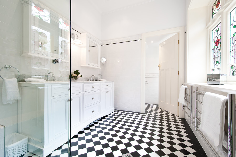 Пример оригинального дизайна: главная ванная комната среднего размера в классическом стиле с врезной раковиной, белыми фасадами, угловым душем, белыми стенами, полом из винила и фасадами с утопленной филенкой