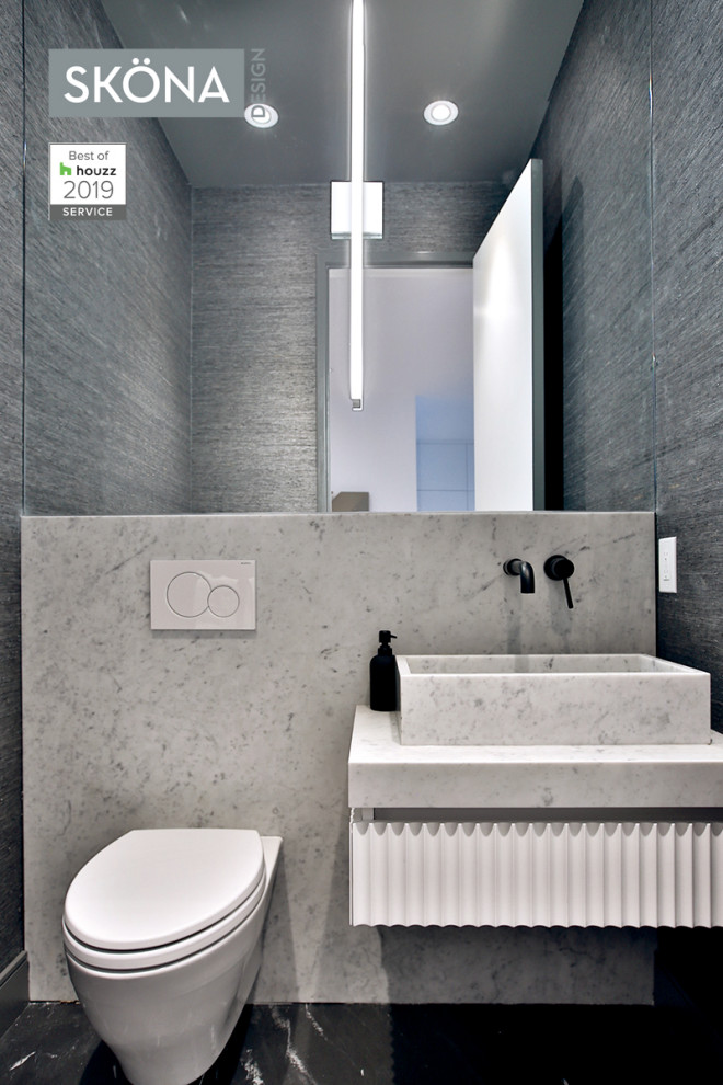 Immagine di una stanza da bagno contemporanea con ante marroni