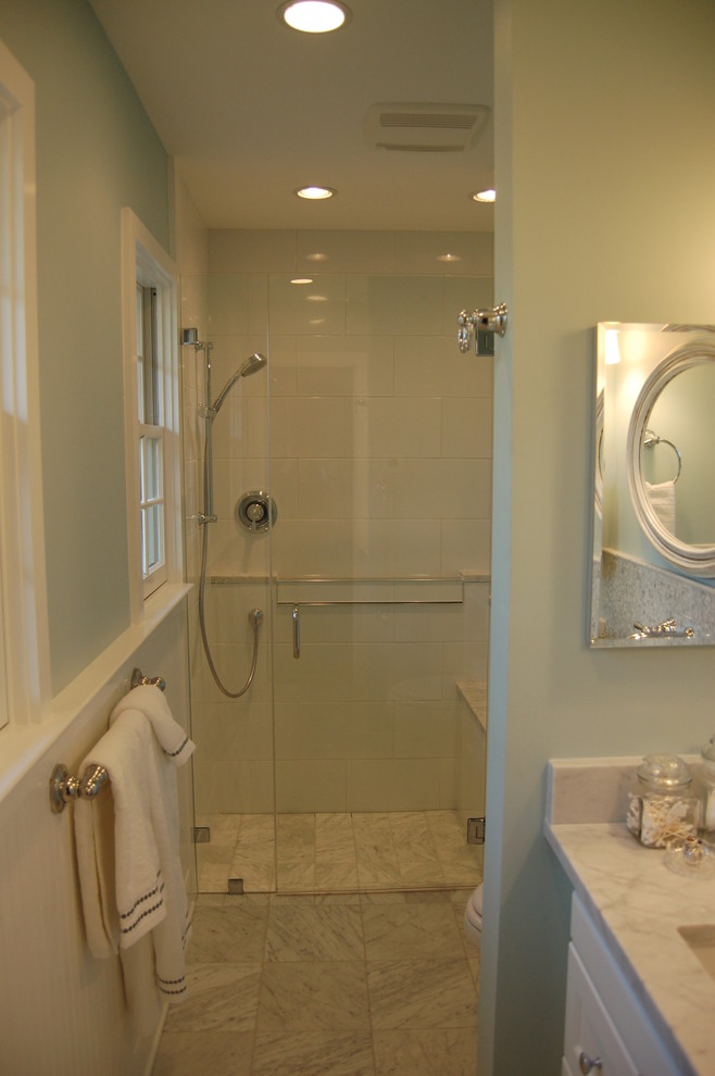 Modelo de cuarto de baño principal clásico pequeño con lavabo bajoencimera, puertas de armario blancas y ducha a ras de suelo