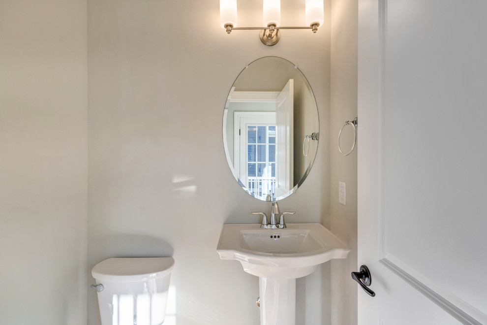 Imagen de cuarto de baño de estilo americano de tamaño medio con sanitario de una pieza, paredes grises, suelo de baldosas de cerámica, aseo y ducha, lavabo con pedestal y suelo beige