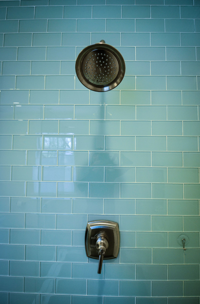 Idee per una grande stanza da bagno padronale moderna con lavabo sottopiano, ante in stile shaker, ante in legno bruno, top in quarzite, doccia aperta, piastrelle blu, piastrelle di vetro, pareti blu e pavimento in ardesia