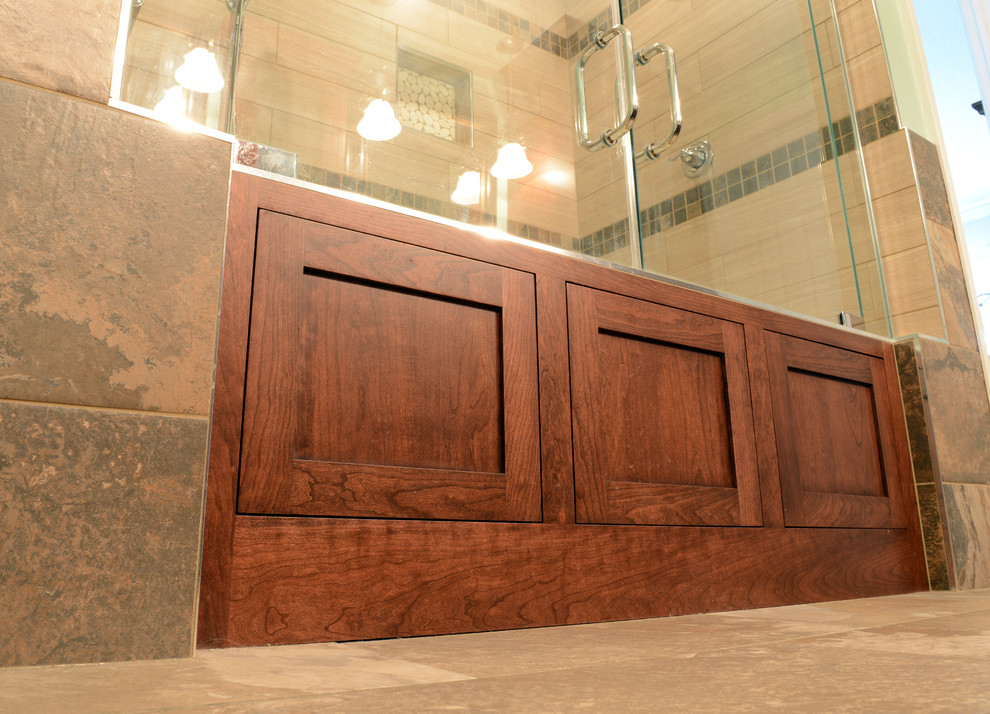 Idée de décoration pour une salle de bain principale craftsman en bois brun de taille moyenne avec un placard à porte shaker et un plan de toilette en quartz.