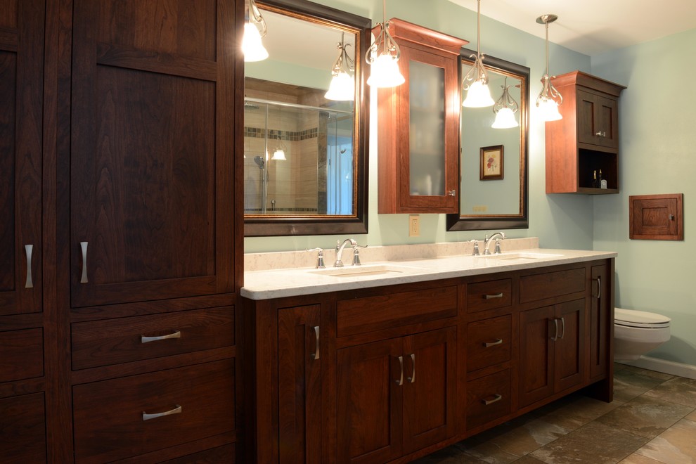 Réalisation d'une salle de bain principale craftsman en bois brun de taille moyenne avec un placard à porte shaker et un plan de toilette en quartz.