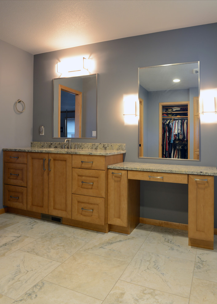 Imagen de cuarto de baño principal clásico renovado de tamaño medio con armarios con paneles empotrados y puertas de armario de madera clara