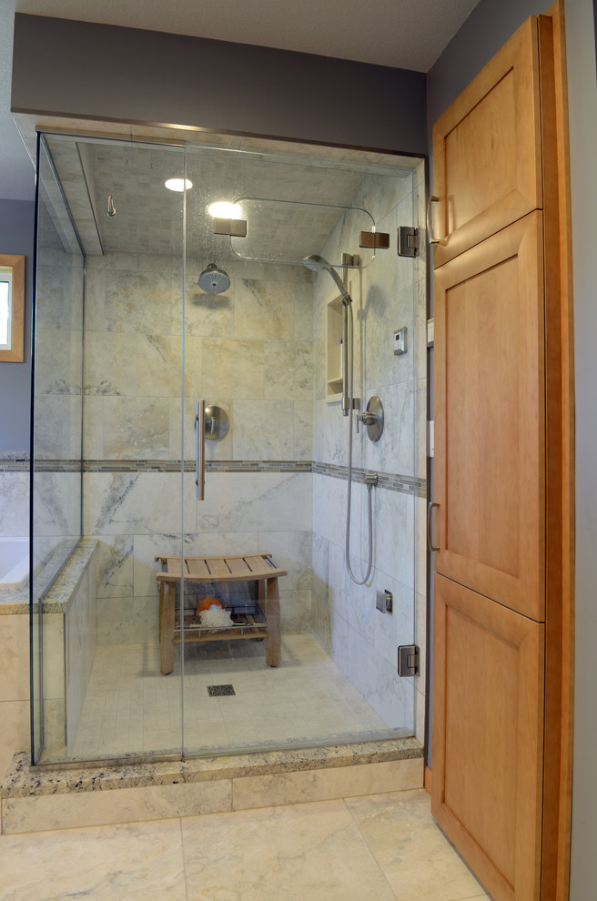 Idéer för ett mellanstort klassiskt en-suite badrum, med luckor med infälld panel och skåp i ljust trä