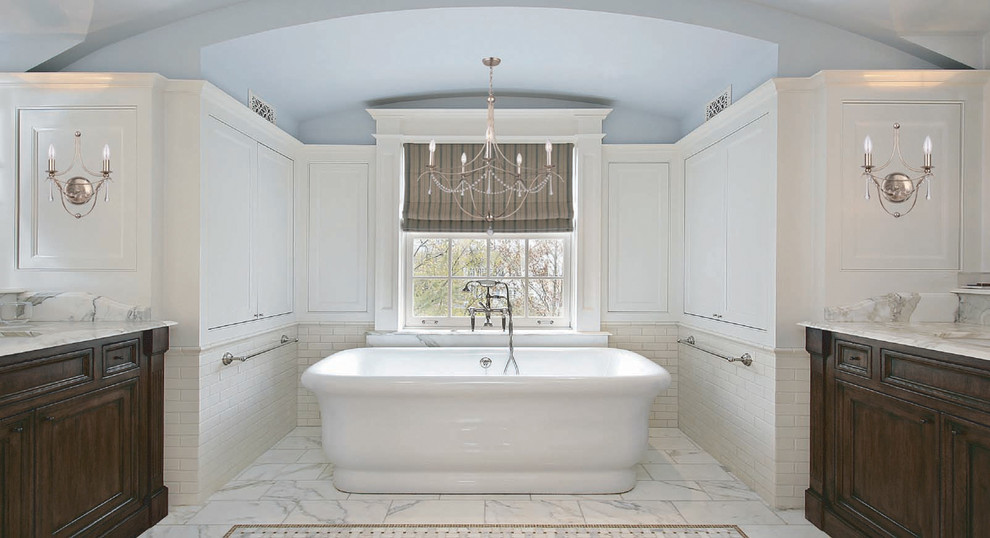 Идея дизайна: большая главная ванная комната в современном стиле с монолитной раковиной, фасадами в стиле шейкер, темными деревянными фасадами, мраморной столешницей, отдельно стоящей ванной, белой плиткой, керамогранитной плиткой, синими стенами и мраморным полом