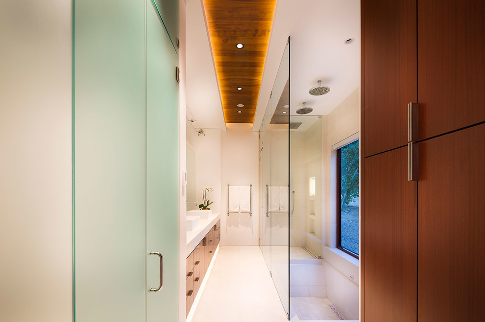 Foto di una stanza da bagno minimal di medie dimensioni con ante lisce, ante in legno scuro, doccia ad angolo, pareti bianche, lavabo a bacinella e top in quarzo composito