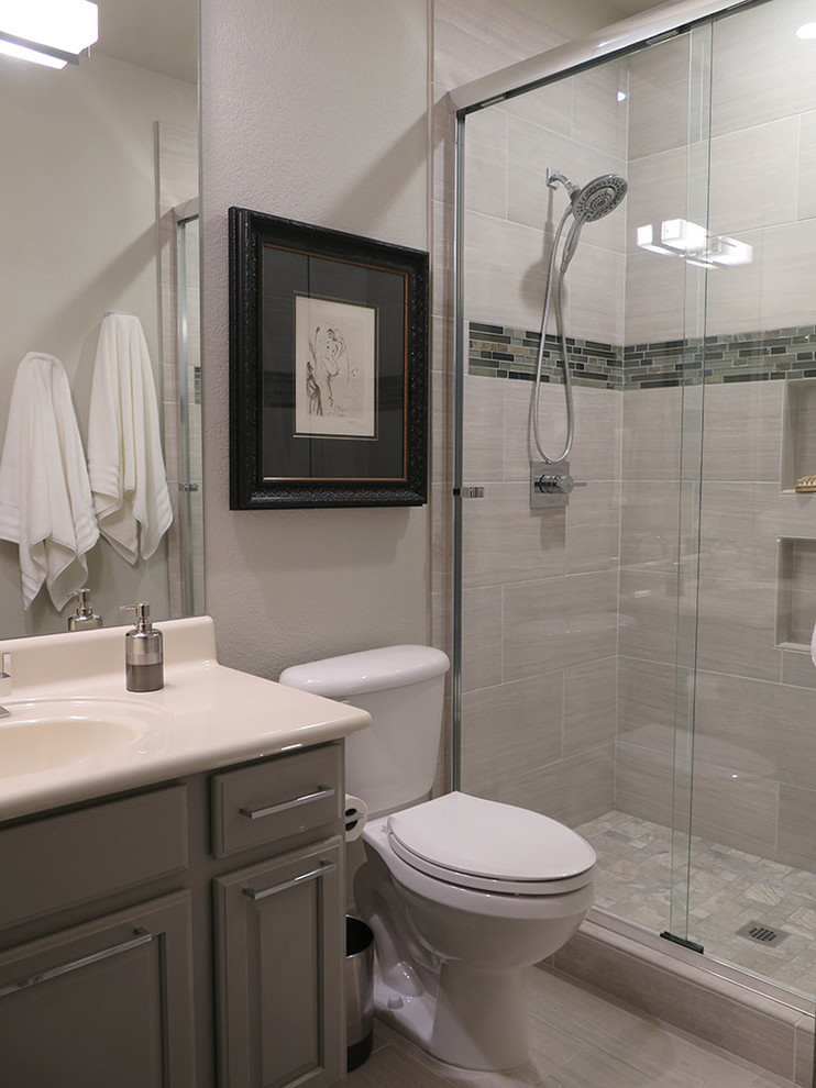 Inspiration för små moderna badrum med dusch, med bruna skåp, mosaik, en öppen dusch, ett fristående handfat, grå väggar, klinkergolv i porslin, luckor med upphöjd panel, en toalettstol med separat cisternkåpa och grå kakel