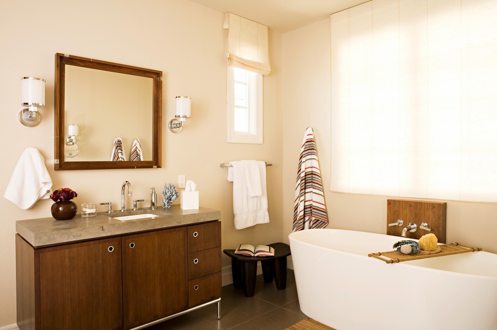 ロサンゼルスにあるコンテンポラリースタイルのおしゃれな浴室 (置き型浴槽) の写真