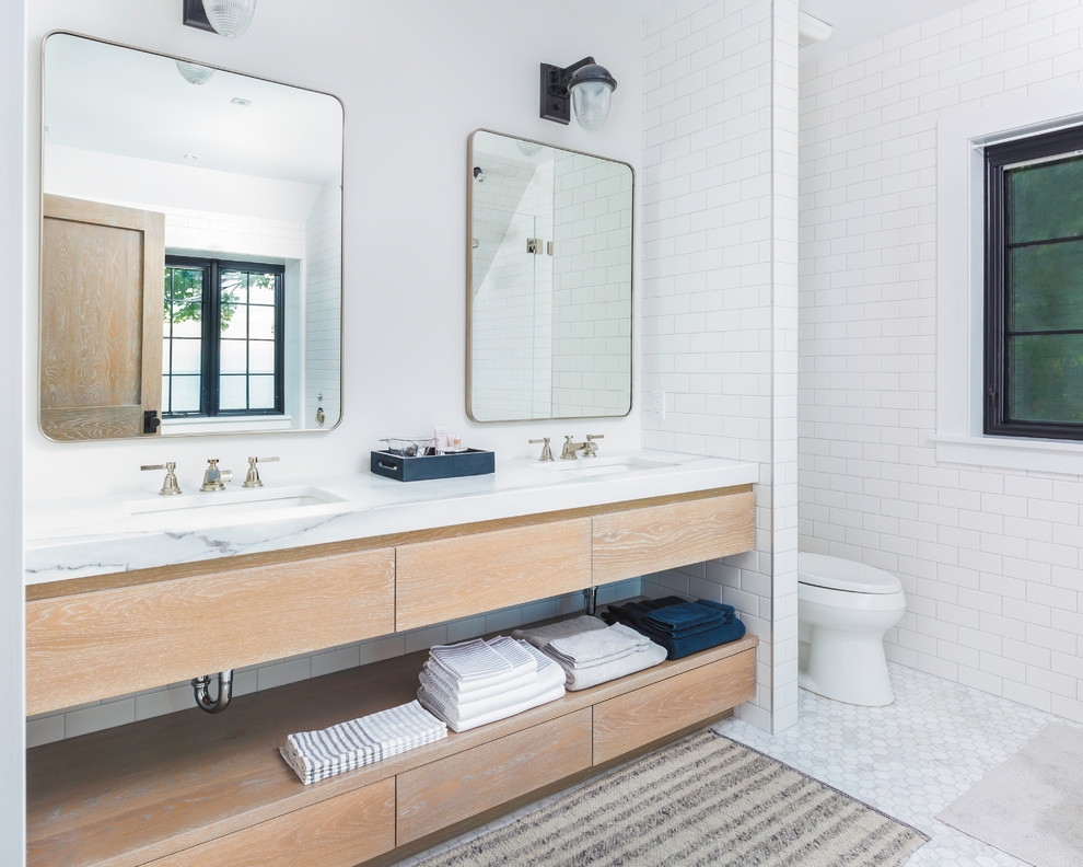 Idee per una stanza da bagno costiera con ante lisce, ante in legno chiaro, piastrelle bianche, piastrelle diamantate, lavabo sottopiano e pavimento bianco