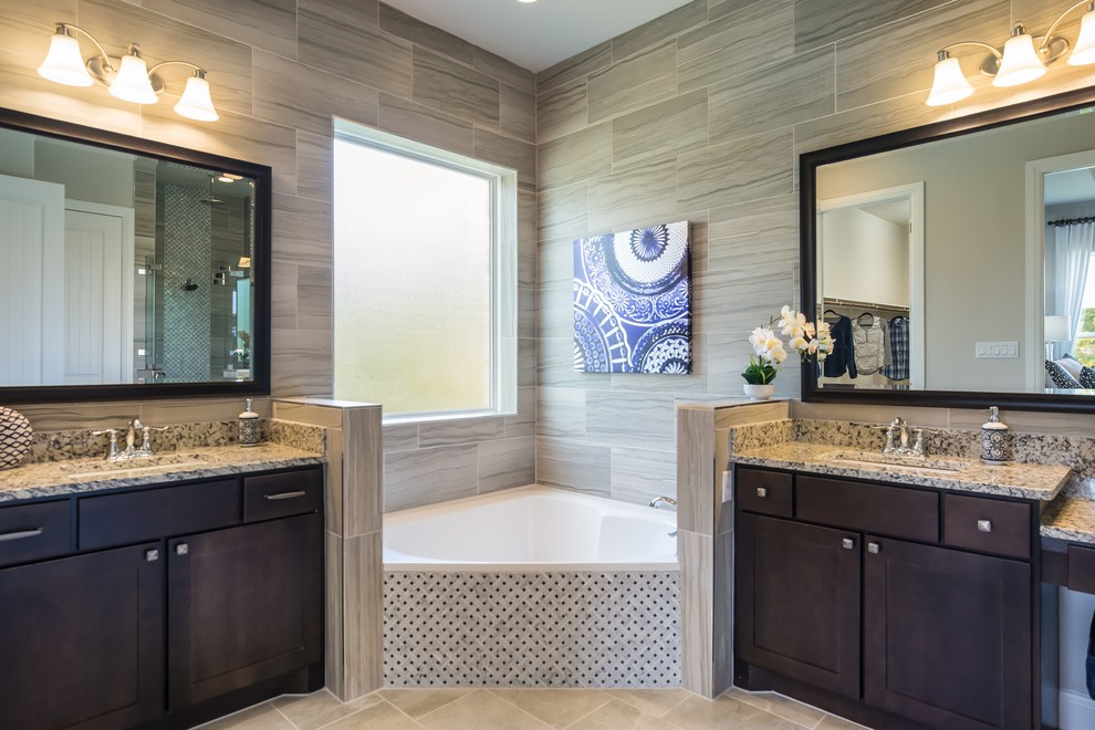 Diseño de cuarto de baño principal de estilo americano con baldosas y/o azulejos grises, paredes beige, encimera de granito, suelo beige y encimeras beige