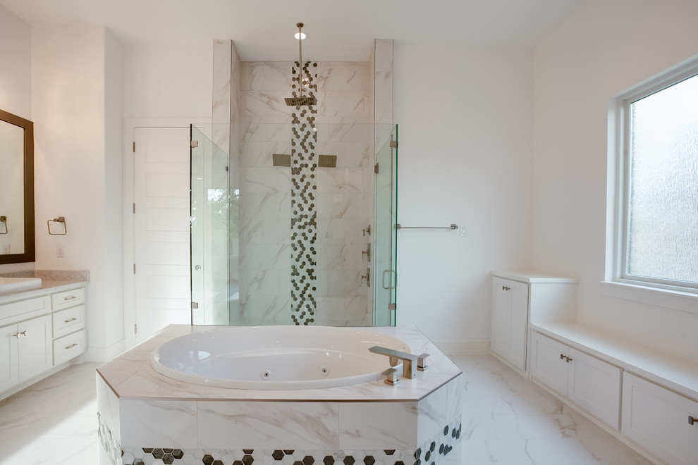 На фото: большая главная ванная комната в стиле модернизм с фасадами с утопленной филенкой, белыми фасадами, накладной ванной, душем без бортиков, черно-белой плиткой, керамической плиткой, белыми стенами, полом из керамогранита, накладной раковиной, столешницей из гранита, белым полом, душем с распашными дверями и белой столешницей