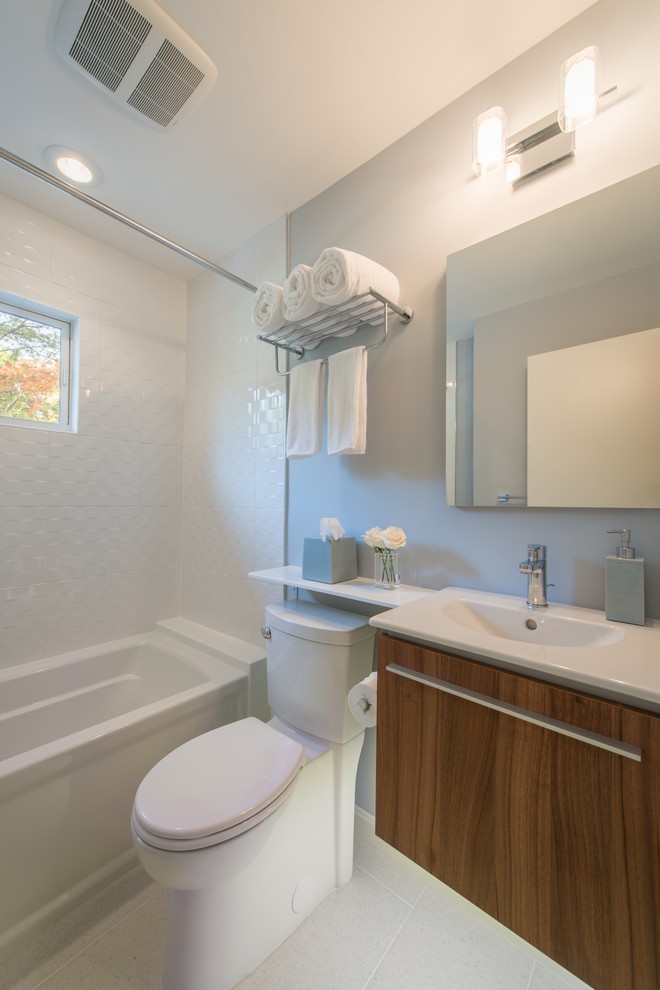 Bild på ett litet funkis badrum med dusch, med släta luckor, en dusch/badkar-kombination, vit kakel, klinkergolv i keramik, ett väggmonterat handfat och träbänkskiva