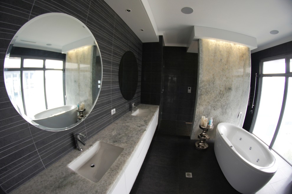 Inredning av ett modernt en-suite badrum, med bänkskiva i onyx