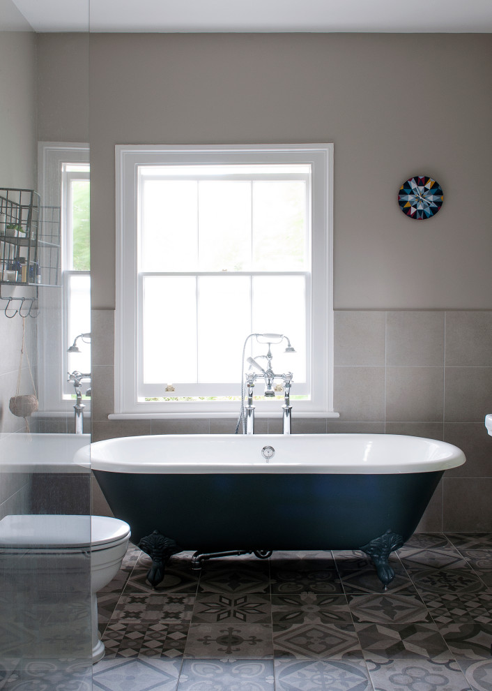 Источник вдохновения для домашнего уюта: главная ванная комната среднего размера в стиле неоклассика (современная классика) с отдельно стоящей ванной, раздельным унитазом, бежевыми стенами, полом из мозаичной плитки и серым полом
