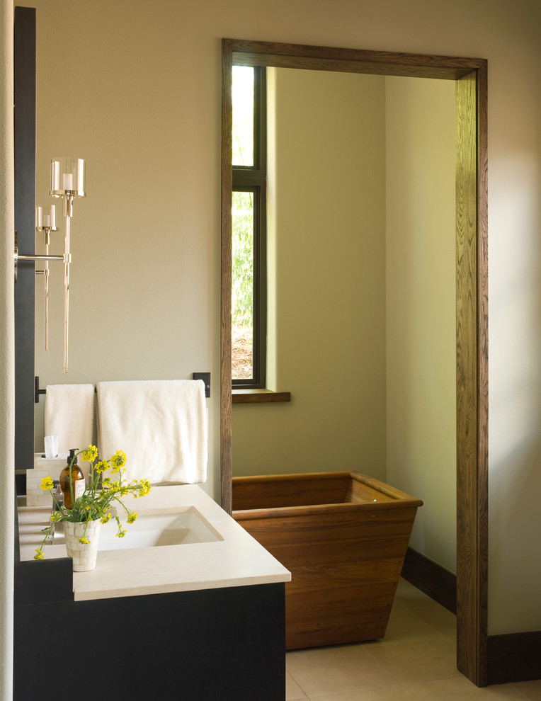 Idéer för att renovera ett rustikt badrum, med ett undermonterad handfat och ett fristående badkar