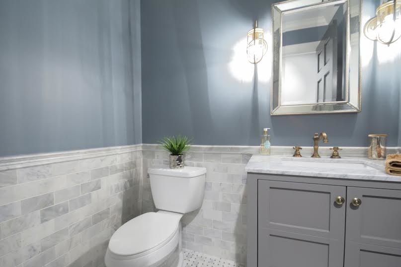 Bild på ett litet vintage badrum, med luckor med infälld panel, grå skåp, en toalettstol med separat cisternkåpa, grå kakel, stenkakel, blå väggar, marmorgolv, ett undermonterad handfat, marmorbänkskiva och grått golv