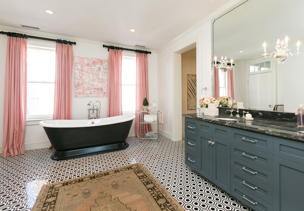 Exemple d'une grande salle de bain principale chic avec un placard à porte shaker, des portes de placard grises, une baignoire indépendante, une douche d'angle, WC séparés, un carrelage noir et blanc, mosaïque, un mur blanc, un sol en marbre et un lavabo encastré.