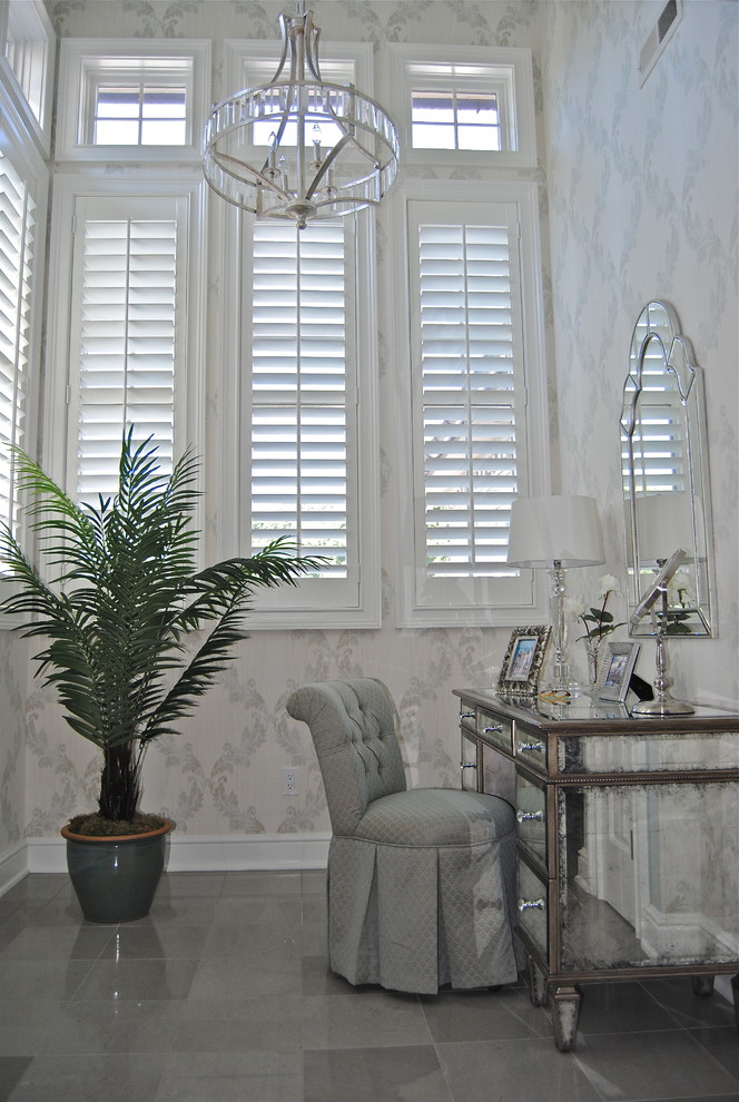 На фото: главная ванная комната в классическом стиле с врезной раковиной, стеклянными фасадами, искусственно-состаренными фасадами, двойным душем, раздельным унитазом и разноцветными стенами