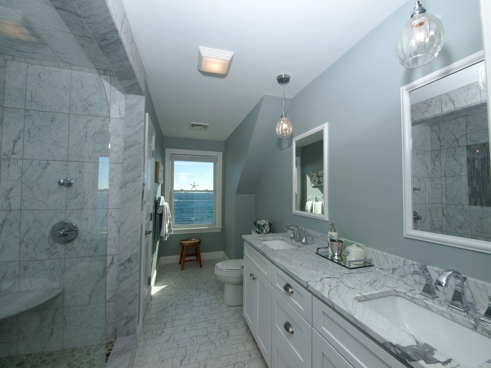Idéer för ett stort amerikanskt en-suite badrum, med ett nedsänkt handfat, vita skåp, marmorbänkskiva, en öppen dusch, flerfärgad kakel, stenhäll, grå väggar och marmorgolv