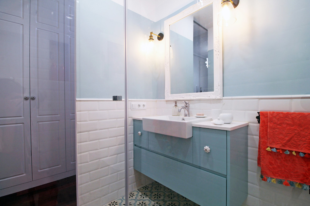 Imagen de cuarto de baño infantil marinero pequeño con puertas de armario azules, baldosas y/o azulejos blancos, baldosas y/o azulejos de cemento, paredes azules y suelo azul