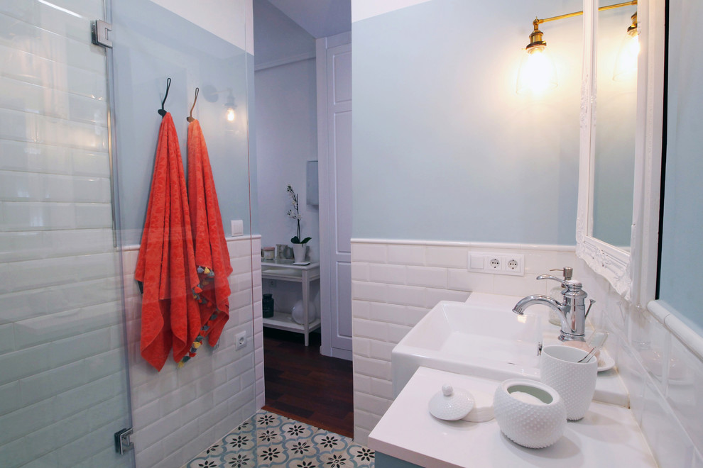 Idées déco pour une petite salle de bain romantique pour enfant avec des portes de placard bleues, un carrelage blanc, un carrelage métro, un mur bleu et un sol bleu.