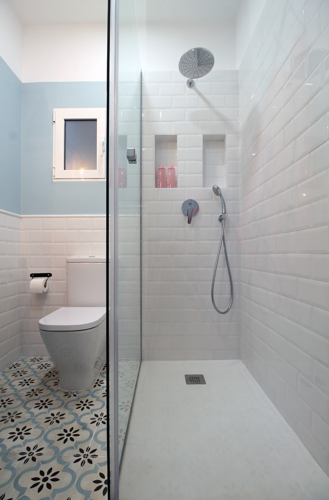 Inspiration för små medelhavsstil badrum för barn, med blå skåp, vit kakel, tunnelbanekakel, blå väggar och blått golv
