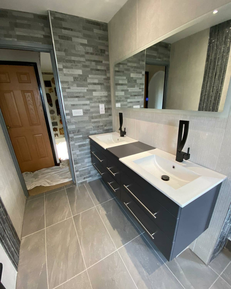 Imagen de cuarto de baño infantil, doble y flotante actual de tamaño medio con puertas de armario grises, baldosas y/o azulejos grises y baldosas y/o azulejos de porcelana