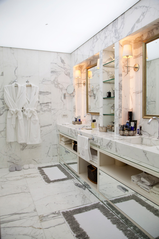 Cette image montre une salle de bain principale traditionnelle avec un sol en marbre, un lavabo intégré et un plan de toilette en marbre.