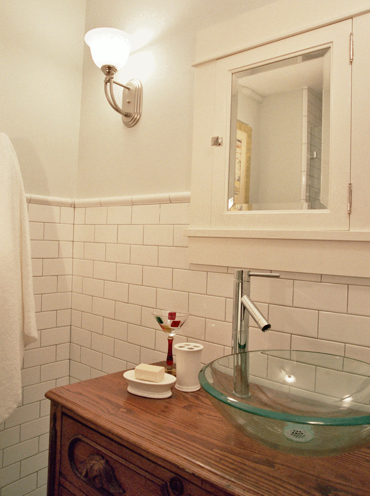 Idee per una piccola stanza da bagno padronale chic con consolle stile comò, ante in legno scuro, doccia alcova, piastrelle bianche, piastrelle in ceramica, pareti bianche e lavabo a bacinella