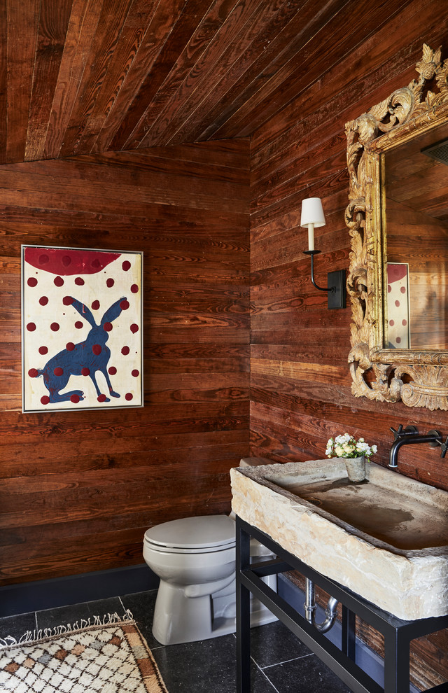 Idee per una stanza da bagno country con pareti marroni, lavabo a bacinella e pavimento nero