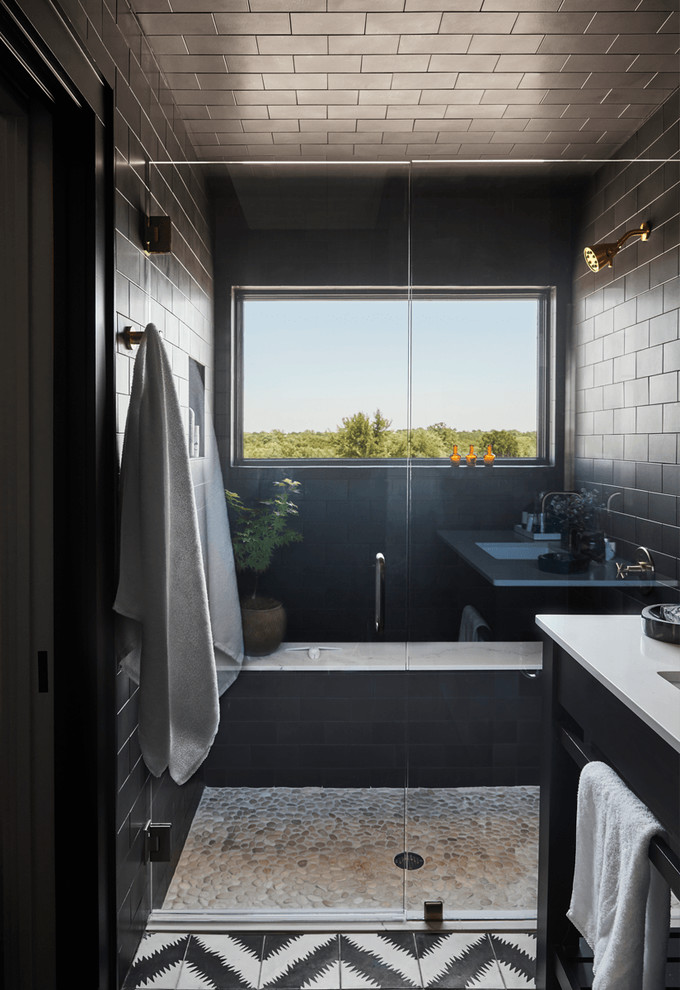 Maritimes Badezimmer mit schwarzen Schränken, Duschnische, schwarzen Fliesen, Zementfliesen für Boden, buntem Boden, Falttür-Duschabtrennung, weißer Waschtischplatte und offenen Schränken in Dallas