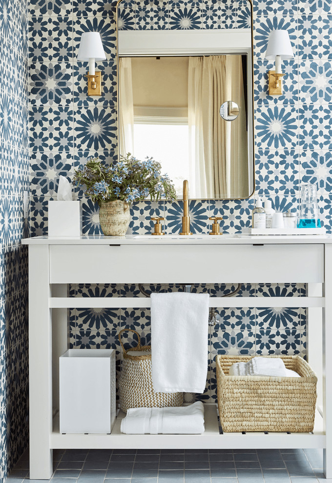 Ispirazione per una stanza da bagno costiera con ante bianche, piastrelle blu, lavabo sottopiano, pavimento grigio e top bianco