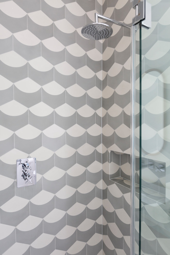 Exempel på ett mellanstort modernt badrum med dusch, med en öppen dusch, grå kakel, cementkakel, grå väggar, ett nedsänkt handfat och dusch med gångjärnsdörr