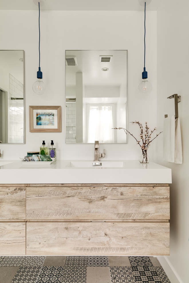 Пример оригинального дизайна: большая главная ванная комната в современном стиле с плоскими фасадами, светлыми деревянными фасадами, душем в нише, унитазом-моноблоком, белой плиткой, керамогранитной плиткой, белыми стенами, полом из керамогранита, монолитной раковиной, столешницей из искусственного камня, синим полом, душем с раздвижными дверями и белой столешницей