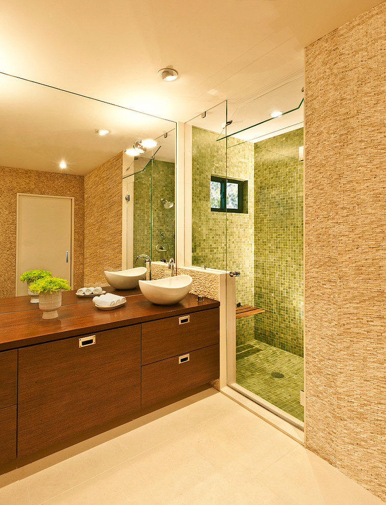 Cette photo montre une petite salle de bain principale tendance en bois foncé avec une vasque, un placard à porte plane, un plan de toilette en bois, un carrelage beige, un carrelage de pierre, un mur blanc et un sol en calcaire.