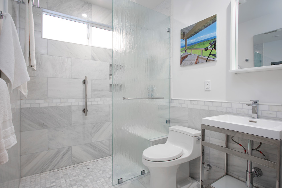 Идея дизайна: ванная комната среднего размера в стиле модернизм с серыми фасадами