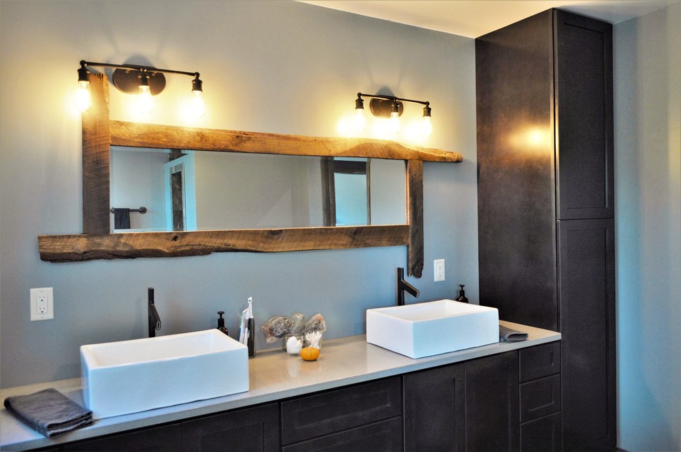 Ejemplo de cuarto de baño principal de estilo de casa de campo de tamaño medio con armarios estilo shaker, puertas de armario de madera en tonos medios, paredes azules, lavabo sobreencimera, encimera de cuarcita y encimeras beige