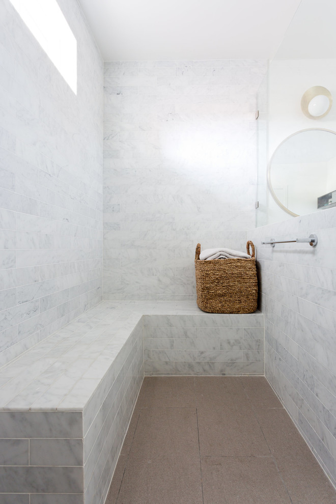 Idéer för funkis en-suite badrum, med grå kakel och grå väggar