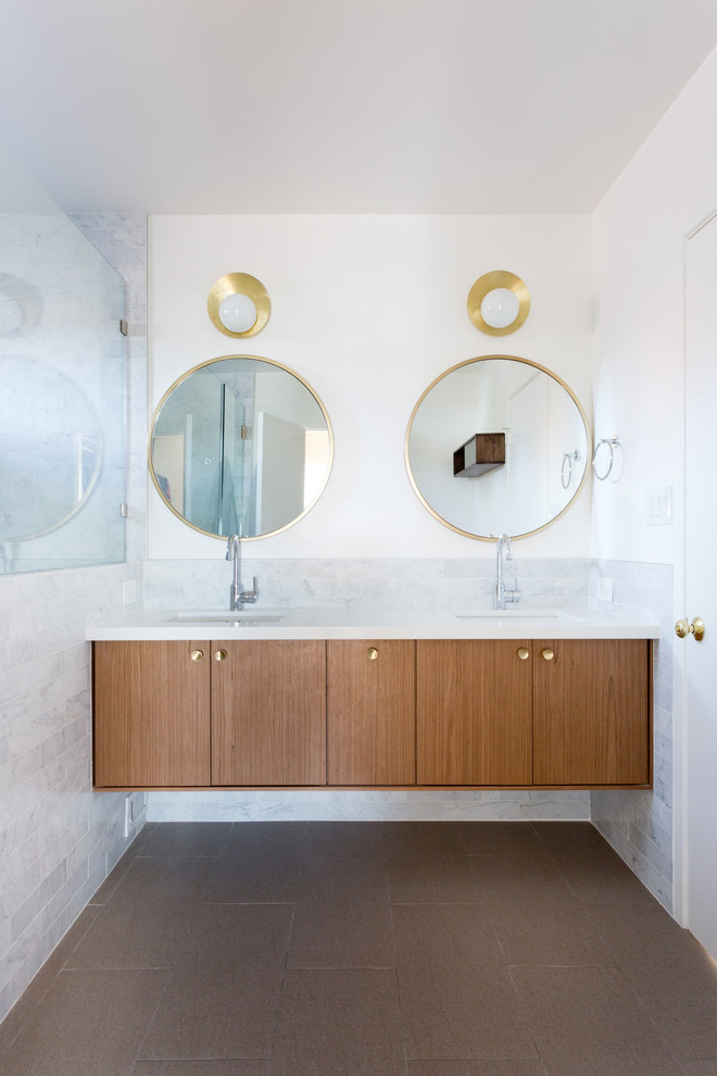 Diseño de cuarto de baño retro con armarios con paneles lisos, puertas de armario de madera oscura, paredes blancas y lavabo bajoencimera