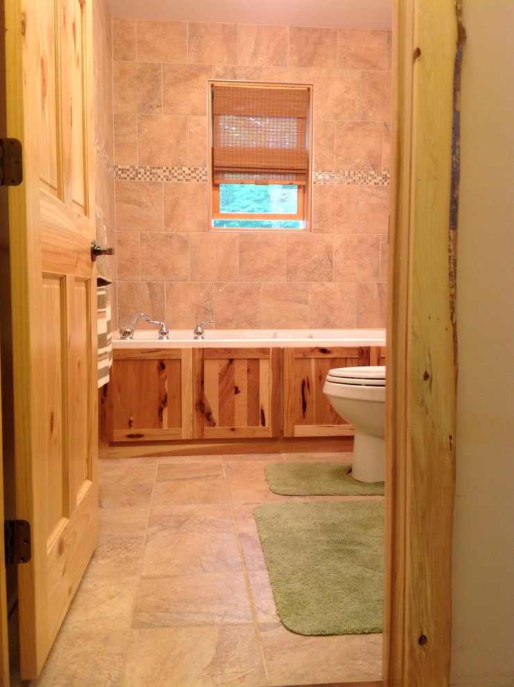 Diseño de cuarto de baño rústico con encimera de cuarzo compacto
