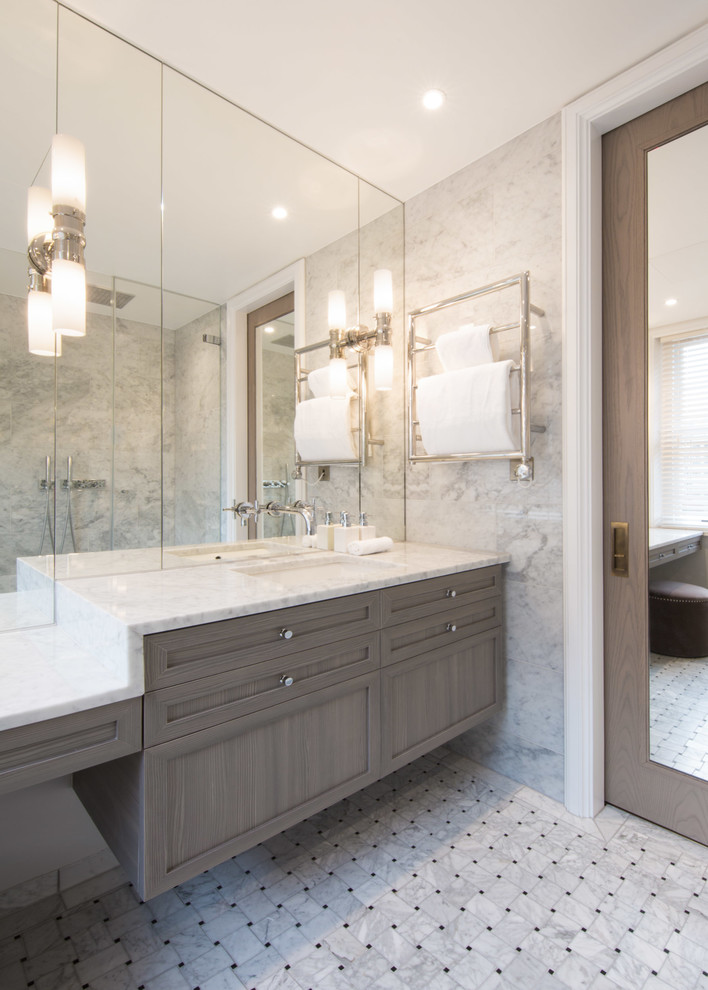 Идея дизайна: ванная комната в стиле неоклассика (современная классика) с фасадами с выступающей филенкой, фасадами цвета дерева среднего тона, серыми стенами, душевой кабиной и врезной раковиной